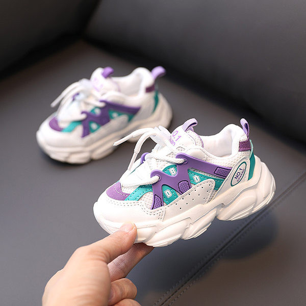 Novi model dječjih tenisica s grubim đonom i vezicama