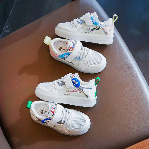 Dječje tenisice sa naljepnicama i ravnim đonom u tri boje