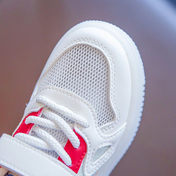 Dječje tenisice sa naljepnicama i ravnim đonom u tri boje