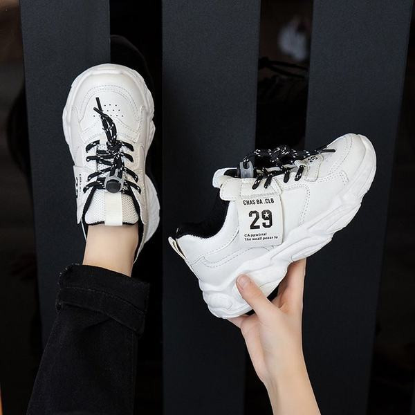 Pavasara kedas meitenēm ar šņorēm un raupju zoli