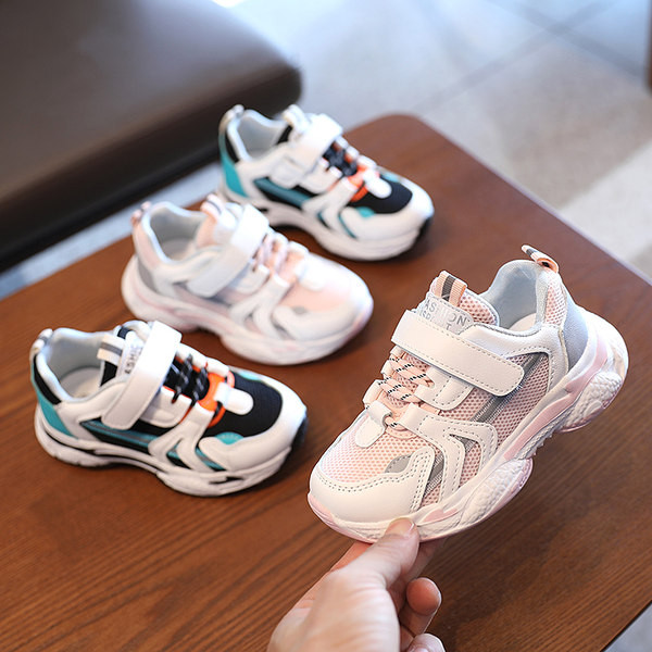 Moderne tenisice izrađene od mrežaste prozračne tkanine