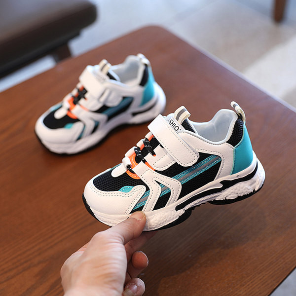 Moderne tenisice izrađene od mrežaste prozračne tkanine