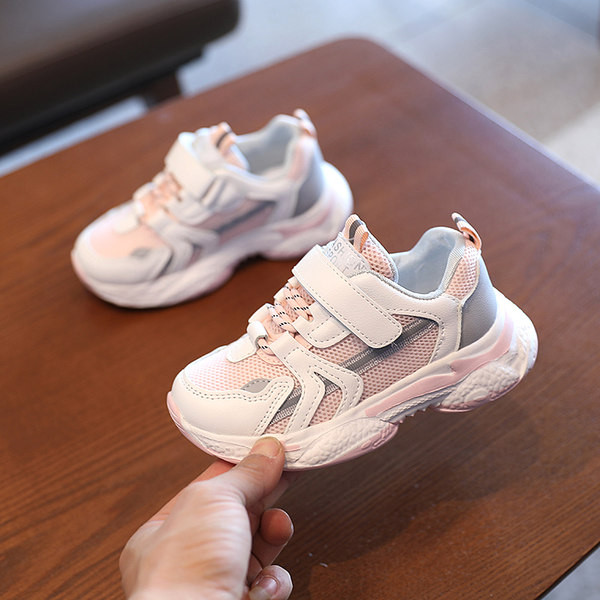 Moderne tenisice izrađene od mrežaste prozračne tkanine