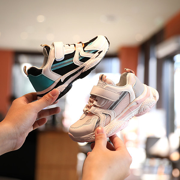 Moderne tenisice izrađene od mrežaste prozračne tkanine