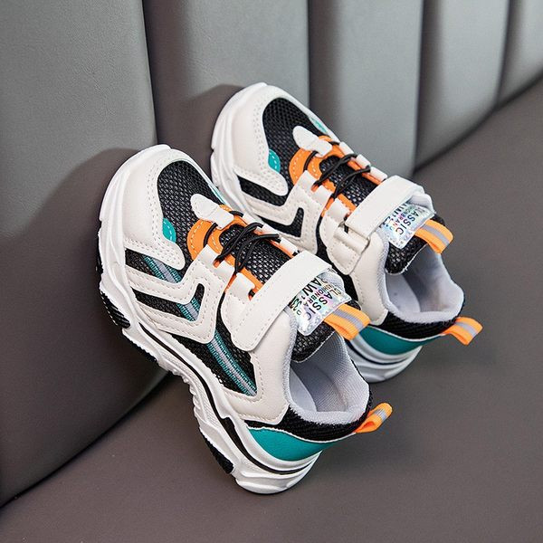 Sportske dječje tenisice s mrežicom i amblemom