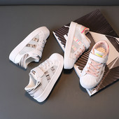 Novi model dječjih patika sa naljepnicama u dvije boje