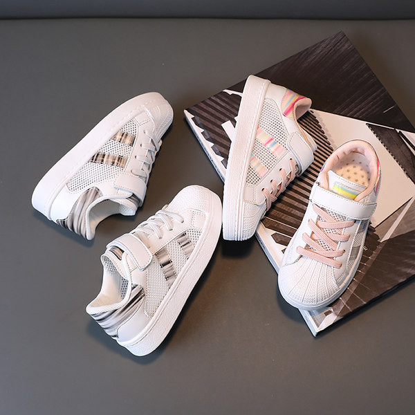 Novi model dječjih patika sa naljepnicama u dvije boje