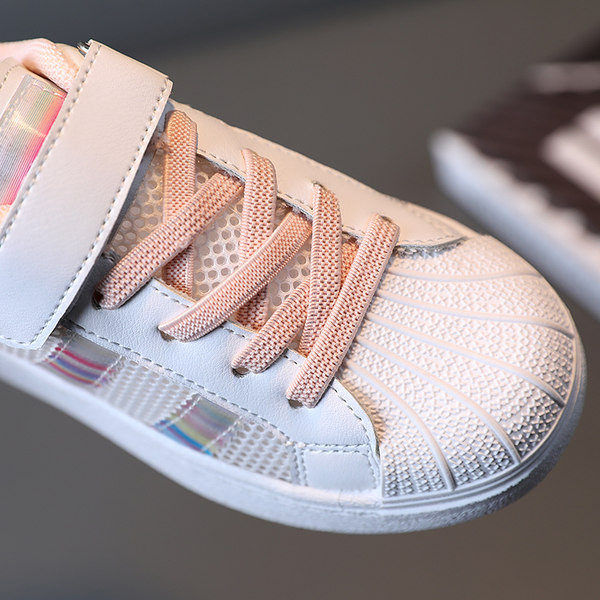 Novi model dječjih patika sa naljepnicama u dvije boje