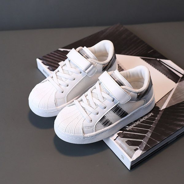 Novi model dječjih patika sa naljepnicama u dvije boje