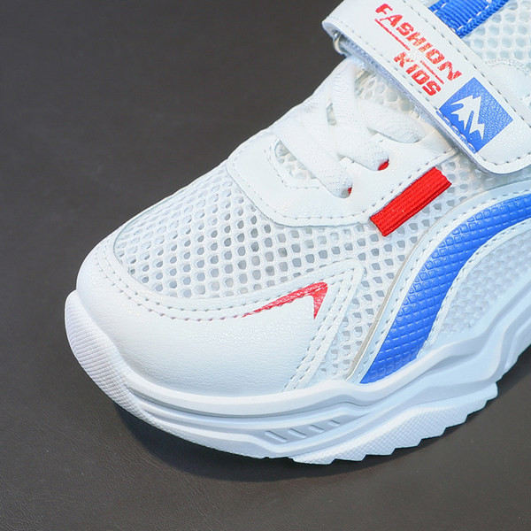 Dječje tenisice s mrežicom i naljepnicama u tri boje