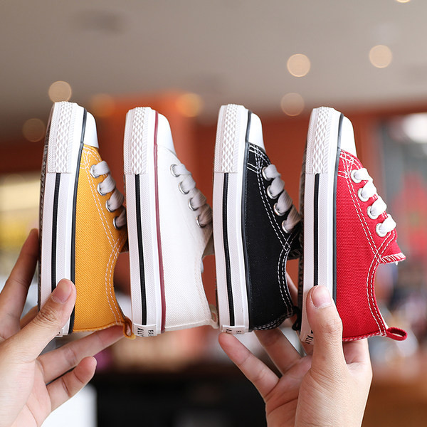 Jednobojni model dječjih tenisica - unisex model s vezicama