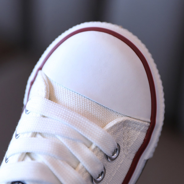 Jednobojni model dječjih tenisica - unisex model s vezicama