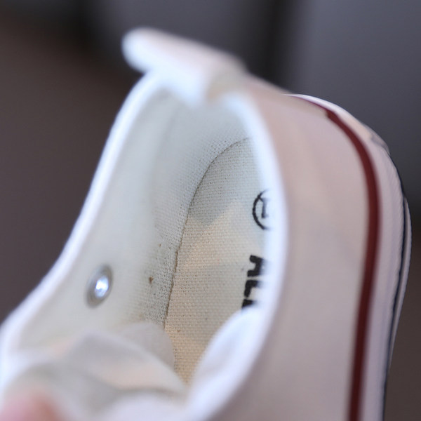 Jednobojni model dječjih tenisica - unisex model s vezicama