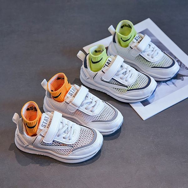 Dječje mrežaste tenisice s naljepnicama primjerene za djevojčicu