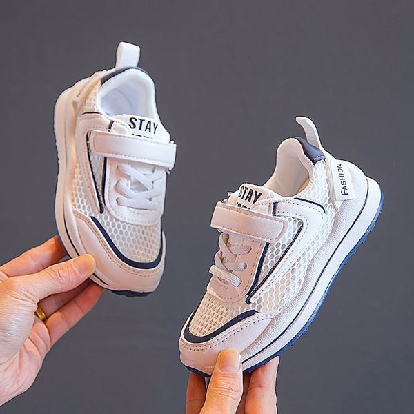 Dječje mrežaste tenisice s naljepnicama primjerene za djevojčicu