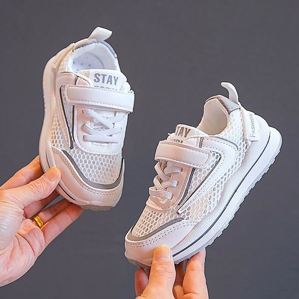 Dječje mrežaste tenisice s naljepnicama primjerene za djevojčicu