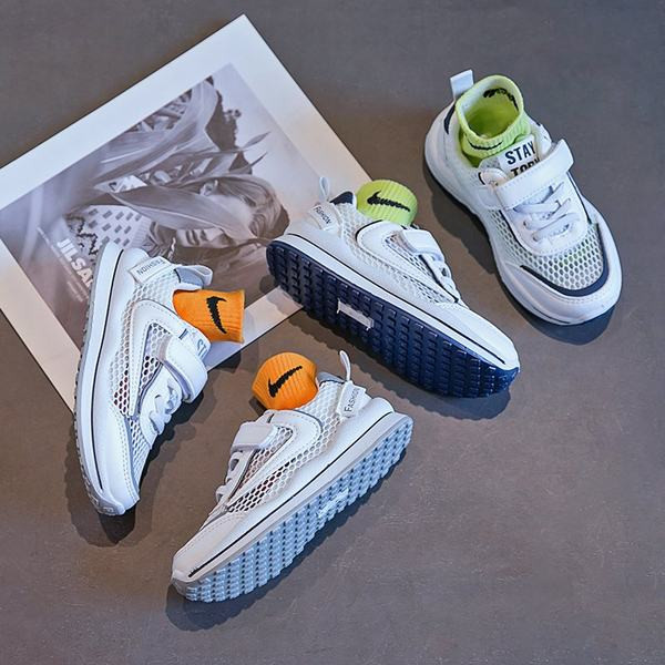 Dječje mrežaste tenisice s naljepnicama primjerene za djevojčicu