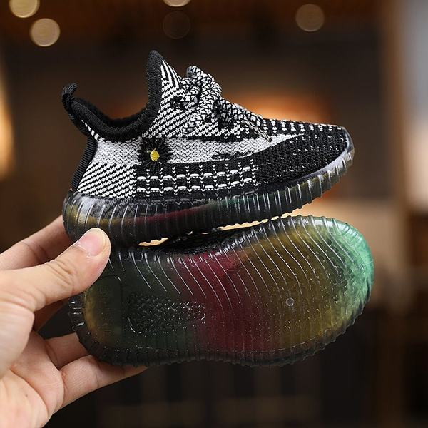 Dječje tenisice s potplatom u boji i cvjetnim vezom