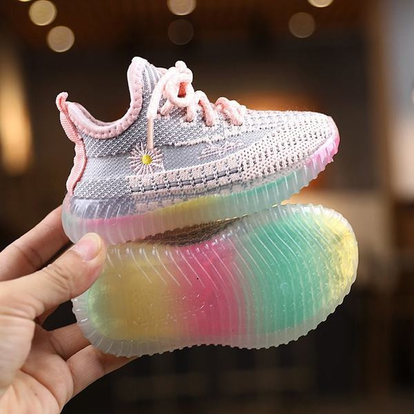 Dječje tenisice s potplatom u boji i cvjetnim vezom