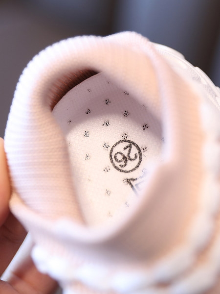 Vienkāršs bērnu kedu modelis meitenēm rozā un melnā krāsā