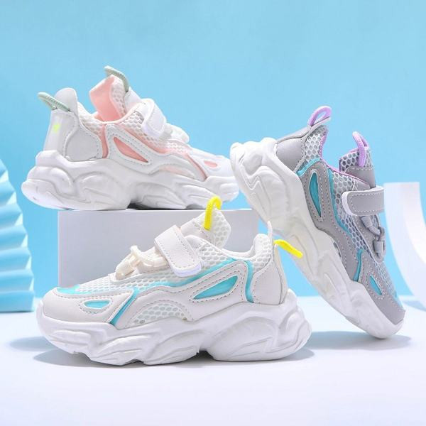 Tenisice u tri boje sa naljepnicama primjerene za djevojčice