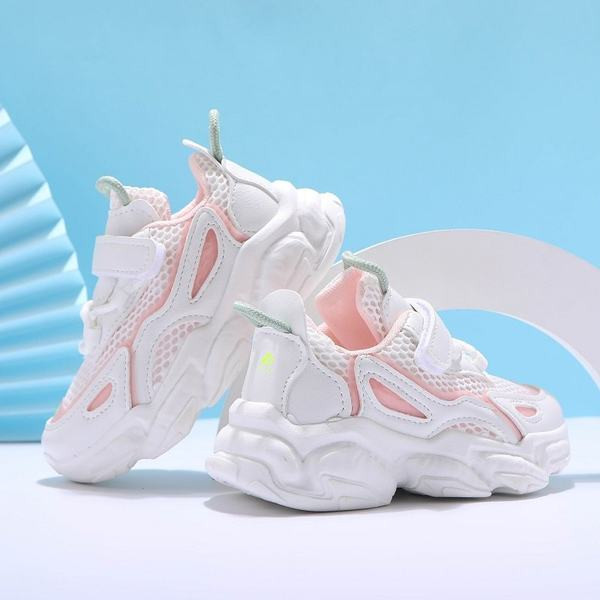 Tenisice u tri boje sa naljepnicama primjerene za djevojčice