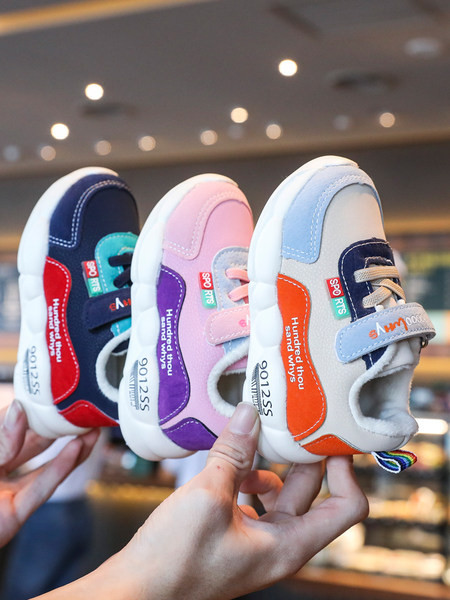 Novi model proljetnih tenisica s vezicama i čičkom