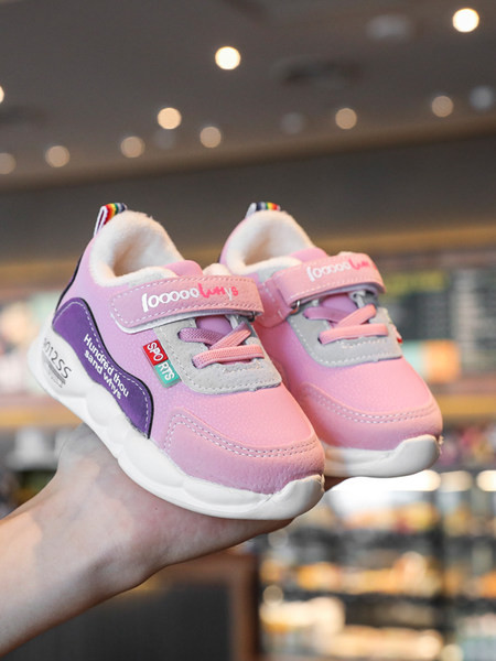 Novi model proljetnih tenisica s vezicama i čičkom