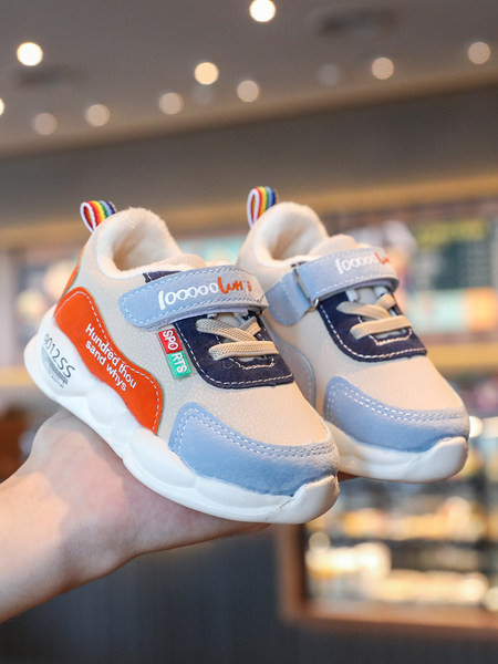 Novi model proljetnih tenisica s vezicama i čičkom