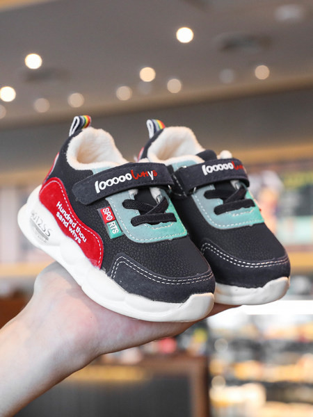 Novi model proljetnih tenisica s vezicama i čičkom