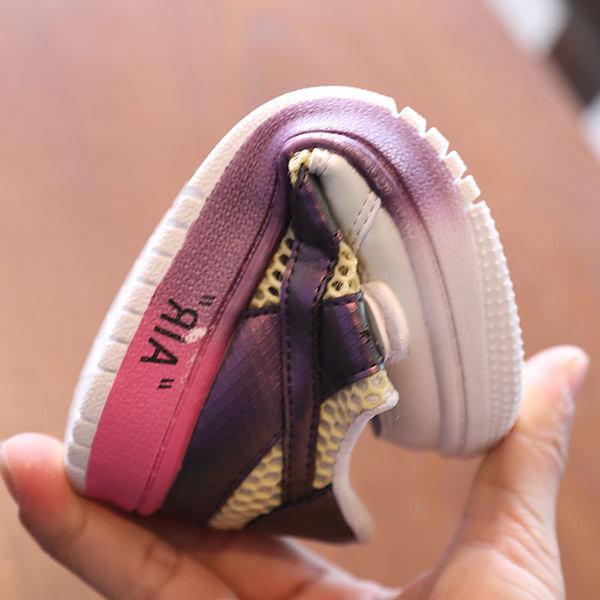 Novi model dječjih prozračnih tenisica s ravnim potplatom za djevojčice