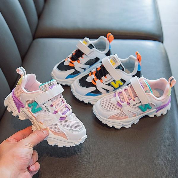 Dječje tenisice s naljepnicama i vezicama u crnoj i rozoj boji