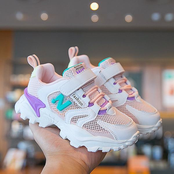 Dječje tenisice s naljepnicama i vezicama u crnoj i rozoj boji