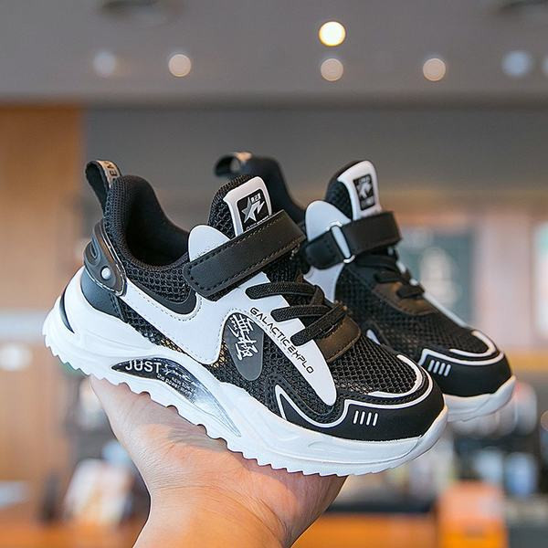 Dječje tenisice s vezicama i naljepnicama u roza i crnoj boji