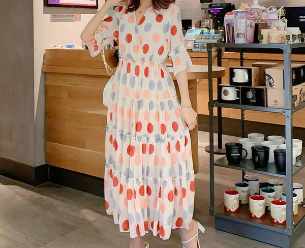 Elegantna ženska haljina sa špic izrezom model za trudnice