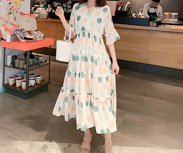 Elegantna ženska haljina sa špic izrezom model za trudnice