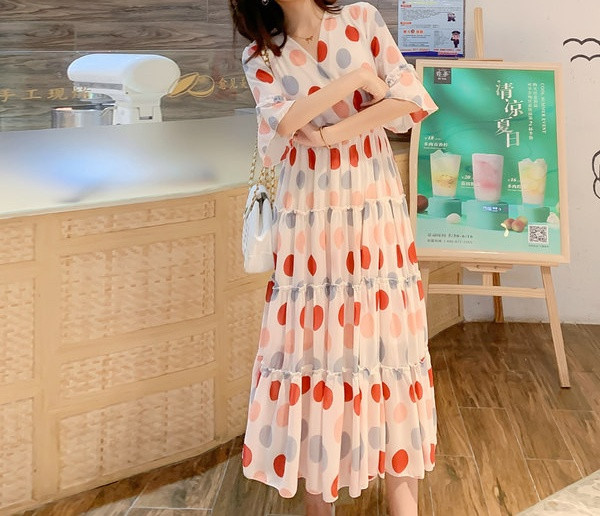 Elegantna ženska haljina sa špic izrezom model za trudnice