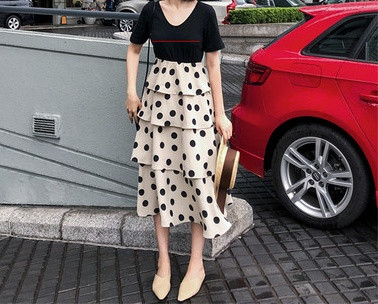 Elegantna ženska haljina s kratkim rukavima i ovalnim izrezom za trudnice