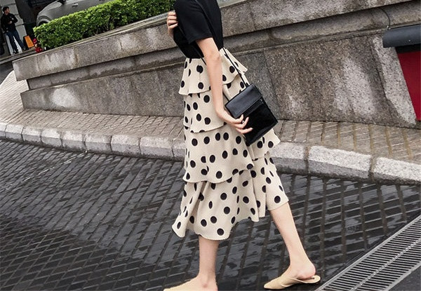 Elegantna ženska haljina s kratkim rukavima i ovalnim izrezom za trudnice