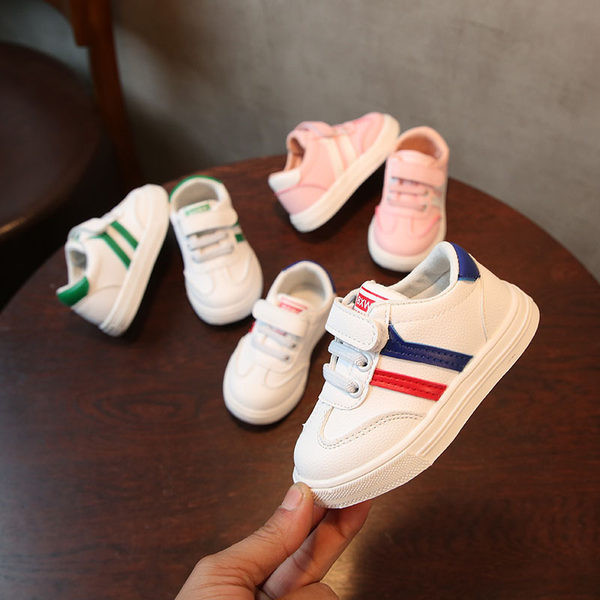 Novi model mrežastih tenisica s vezicama i naljepnicama