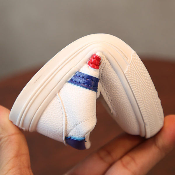 Novi model mrežastih tenisica s vezicama i naljepnicama