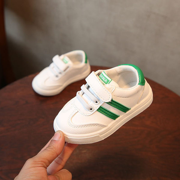 Novi model mrežastih tenisica s vezicama i naljepnicama