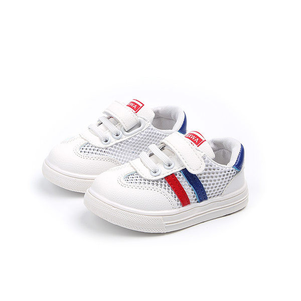 Novi model mrežastih tenisica s vezicama i naljepnicama