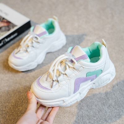 Tīkla kedas ar mežģīnēm un raupju zoli meitenēm