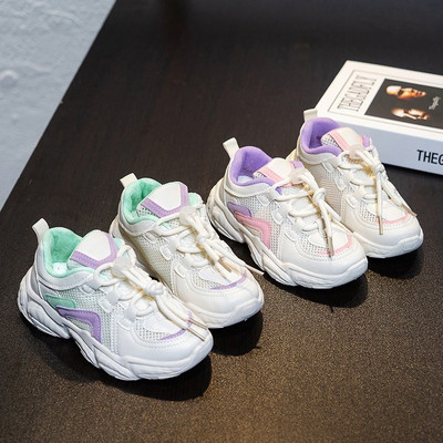 Tīkla kedas ar mežģīnēm un raupju zoli meitenēm