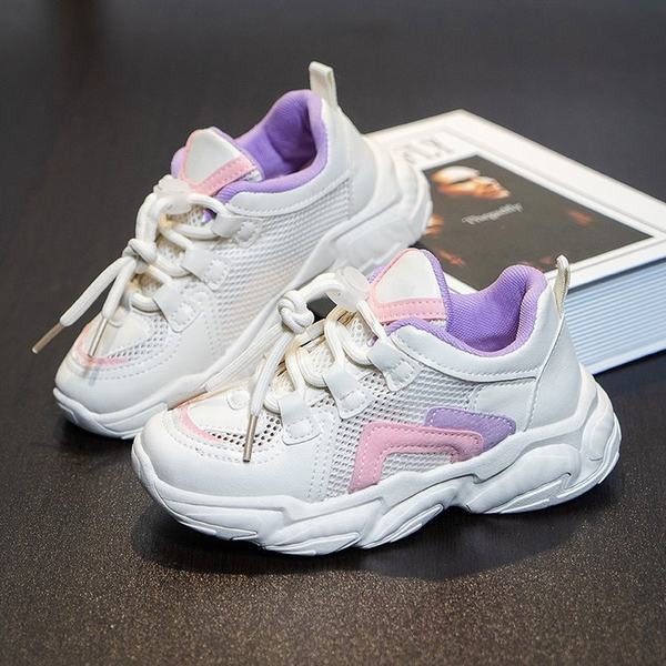 Tīkla kedas ar mežģīnēm un raupju zoli meitenēm