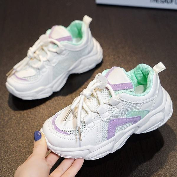 Tīkla kedas ar mežģīnēm un raupju zoli meitenēm