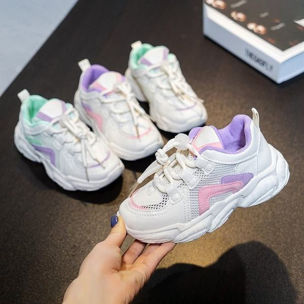 Tīkla kedas ar mežģīnēm un raupju zoli meitenēm