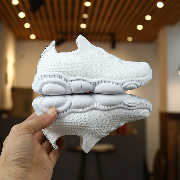 Novi model tekstilnih patika tipa sokna sa vezicama