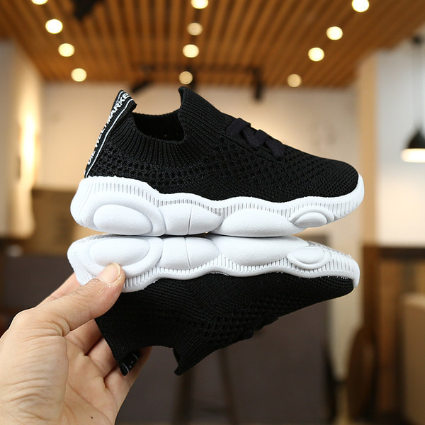 Novi model tekstilnih patika tipa sokna sa vezicama